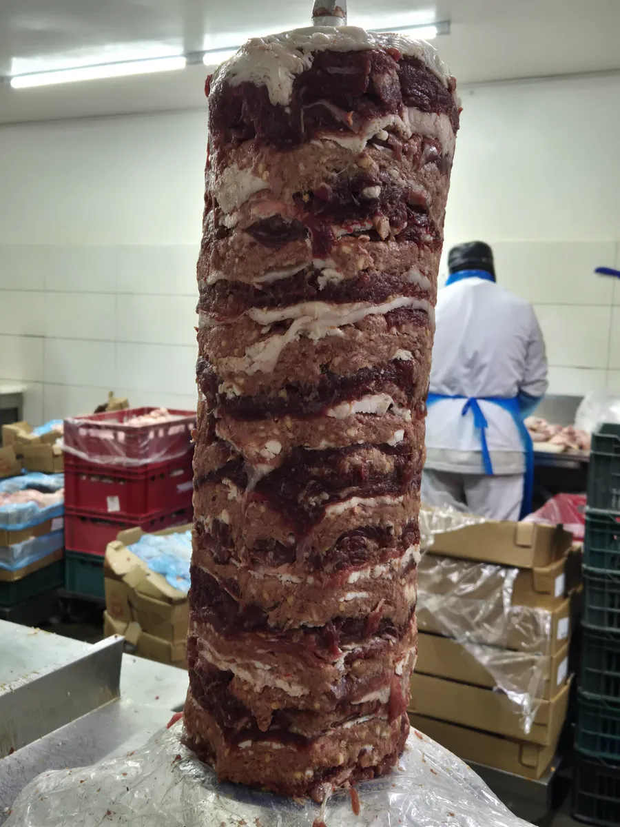 Et ve yağ katları şişe elle dizilmiş çiğ dana ve koyun döner.
