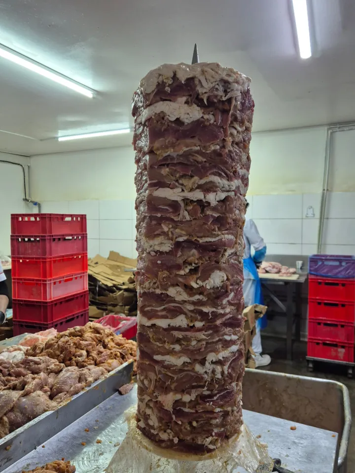 Şişe sıkıca dizilmiş, teslime hazır çiğ hindi döner.